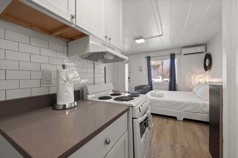 Studio, 1 Queen Bed, Kitchen, Garden View (Chic City Retreat 99) | Private kitchen | Fridge, microwave, stovetop, coffee/tea maker