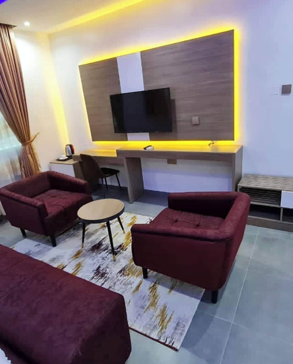 Family Room, Balcony, City View | Living area