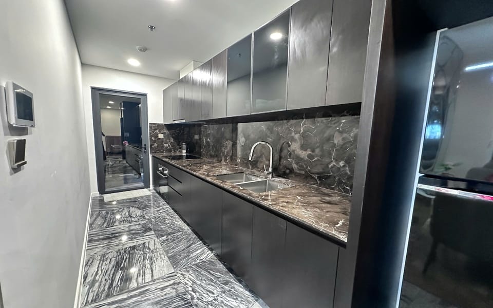 Full-size fridge, microwave, oven, stovetop