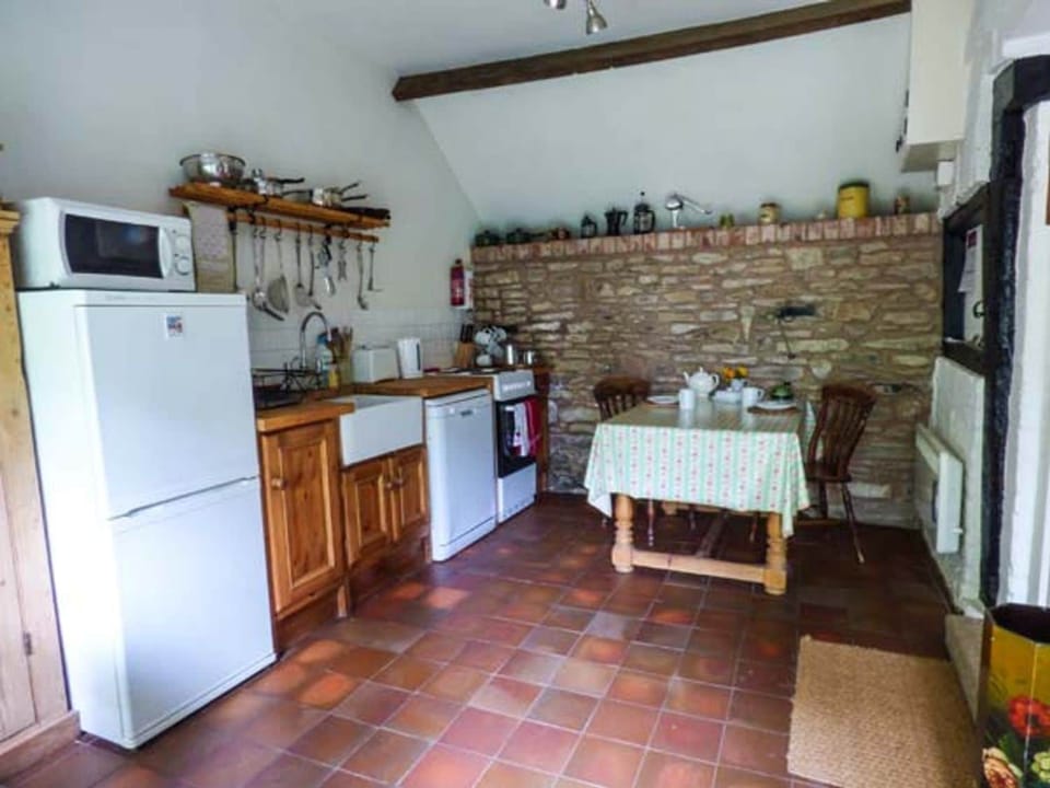 Dishwasher, cookware/dishes/utensils