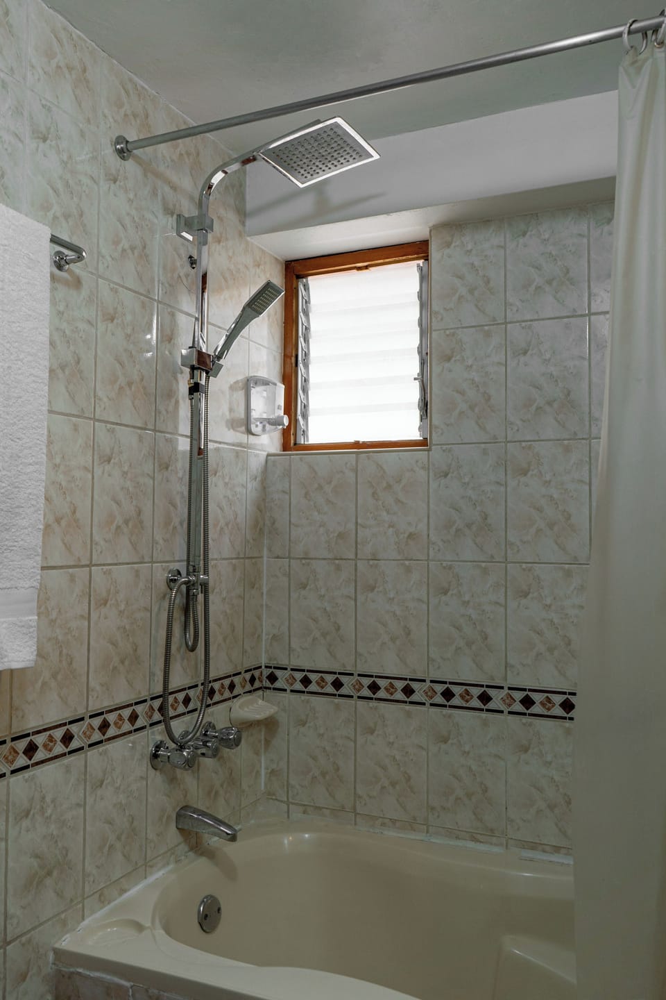 Standard Twin Room, Courtyard View | Bathroom | Shower, towels, soap, shampoo
