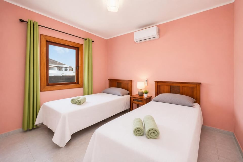 Twin bedroom with A/C