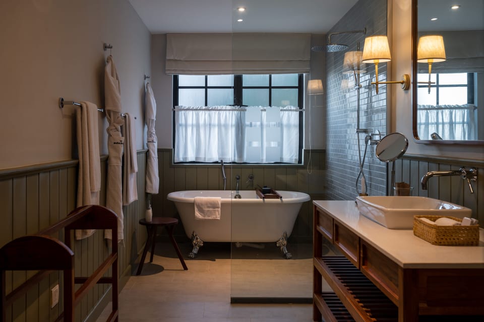 Owners' Cottage Forest View Suite | Bathroom | Free toiletries, hair dryer, bathrobes, slippers