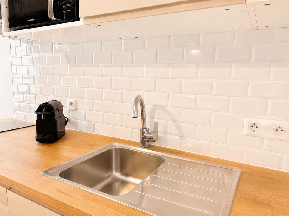 Espresso maker, electric kettle, toaster, freezer