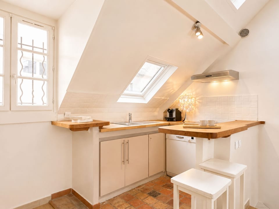 Deluxe Duplex, Courtyard View | Private kitchen | Espresso maker, electric kettle, dining tables