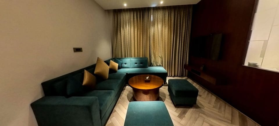 Premium Suite | Living area | 55-inch LED TV with satellite channels, fireplace, heated floors