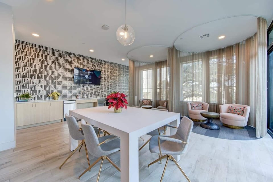 Tired of working in your apartment, you can come and work here