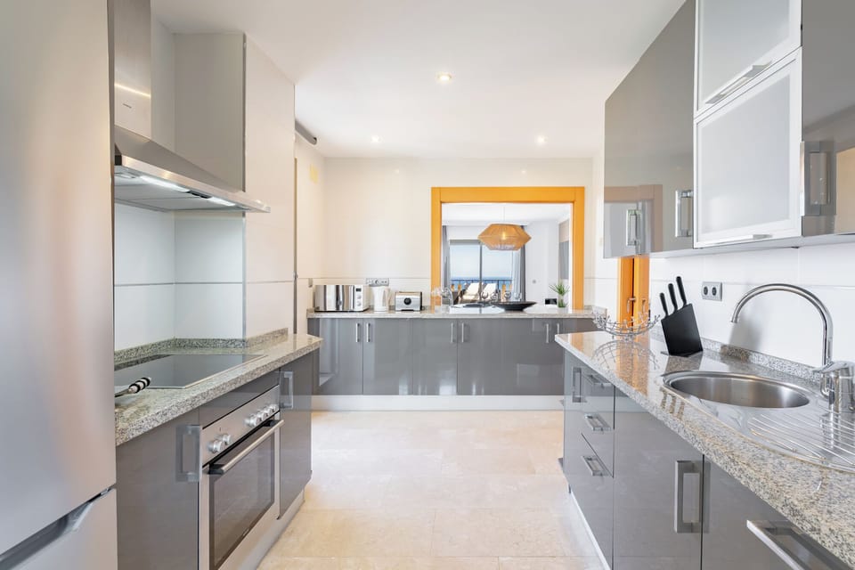 Fully equipped open kitchen with breakfast bar