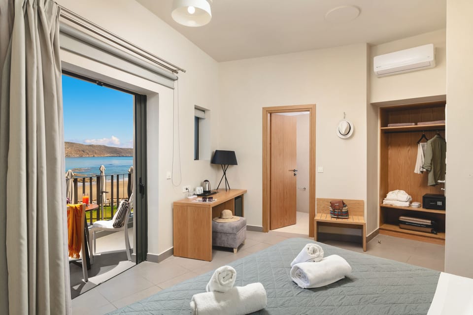 Deluxe Room, Sea View | Hypo-allergenic bedding, in-room safe, desk, laptop workspace