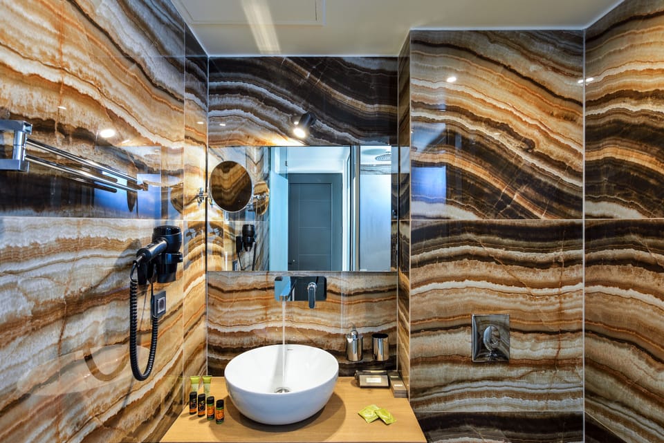 Maisonette | Bathroom | Shower, free toiletries, hair dryer, bathrobes