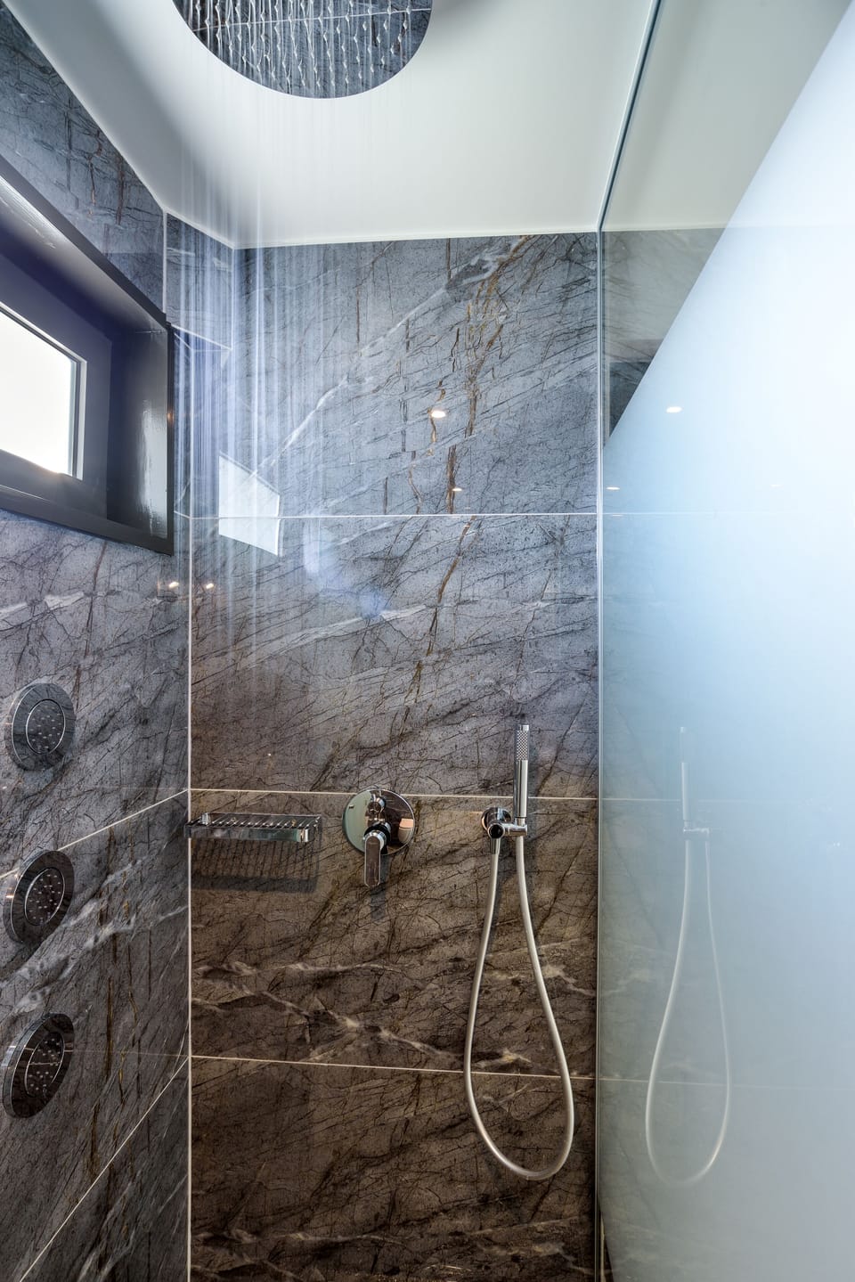 Classic Room | Bathroom | Shower, free toiletries, hair dryer, bathrobes