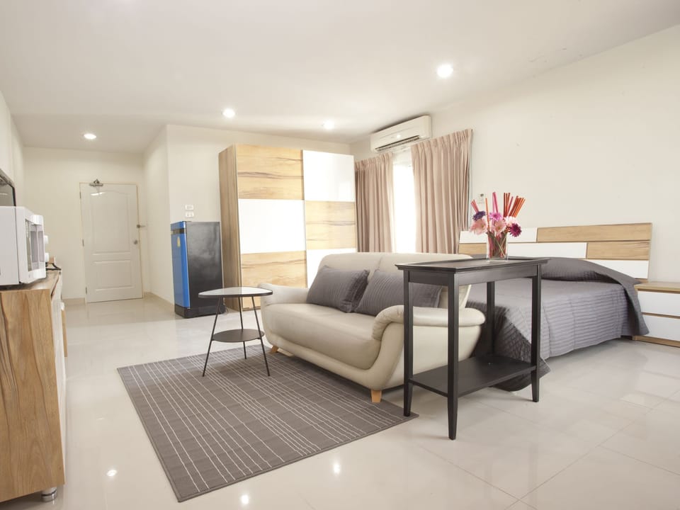 Desk, rollaway beds, free WiFi