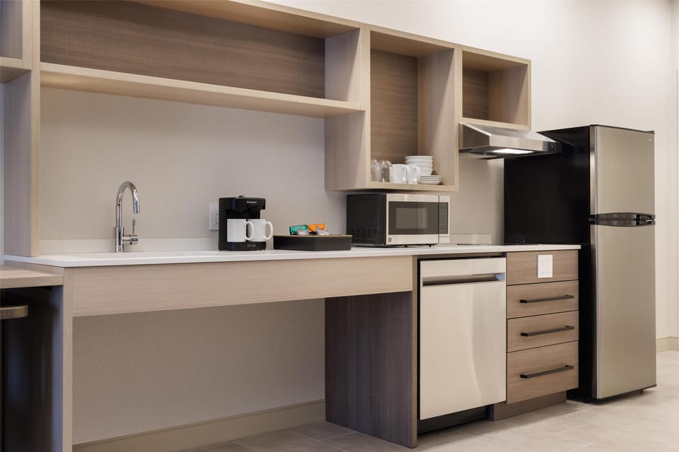Full-size fridge, microwave, stovetop, dishwasher