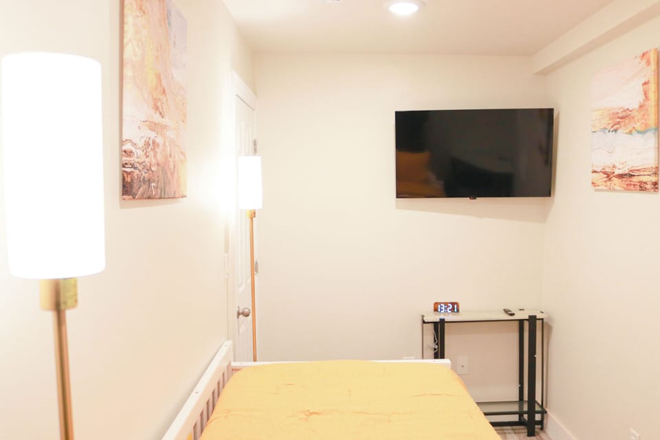 Twin bed bedroom