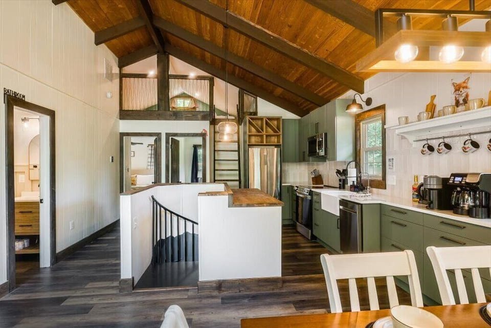 Full Kitchen: Whip up an amazing meal in no time with all the modern appliances.
