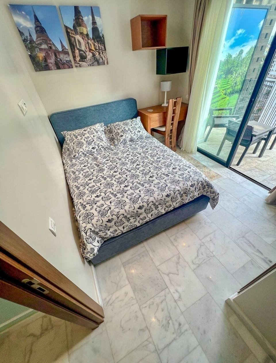 bedroom 1- includes crib under bed