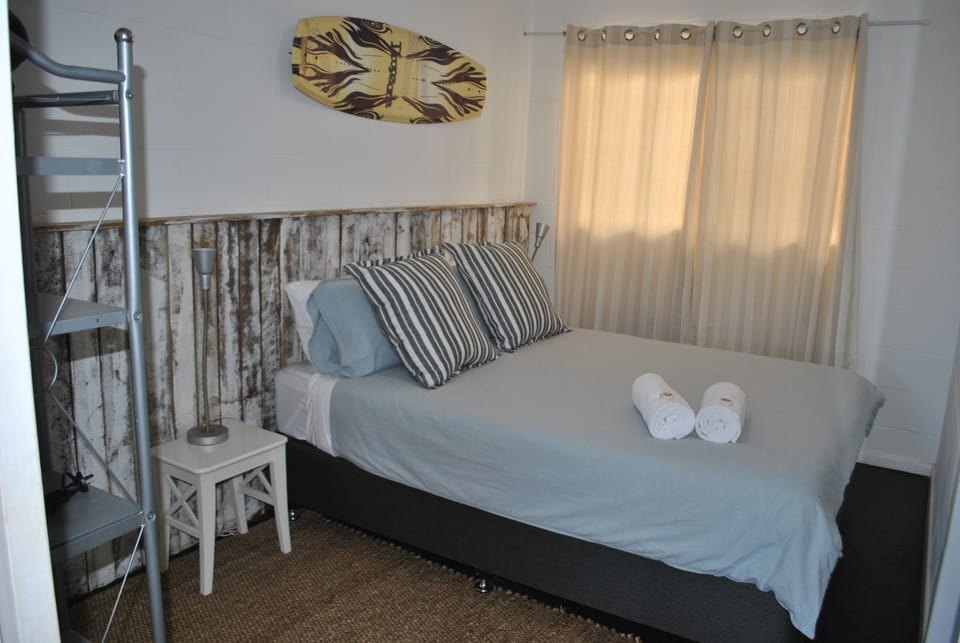 Bedroom - Queen Bed (1)