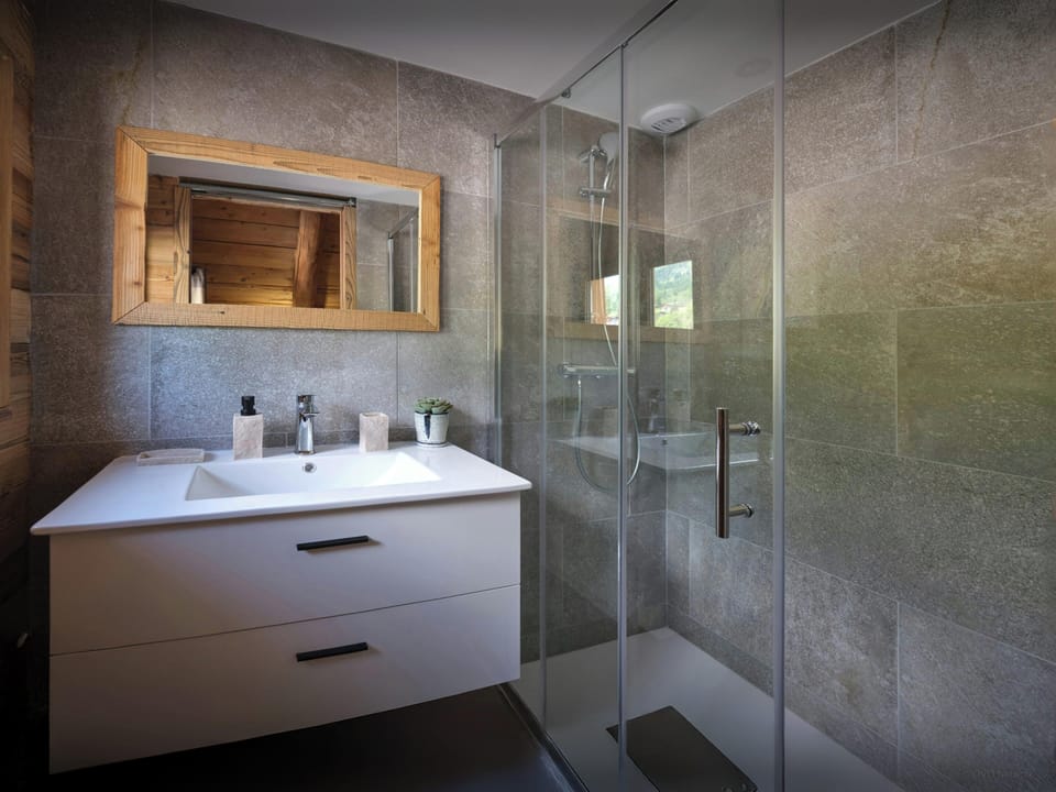 Bathroom - bedroom 2