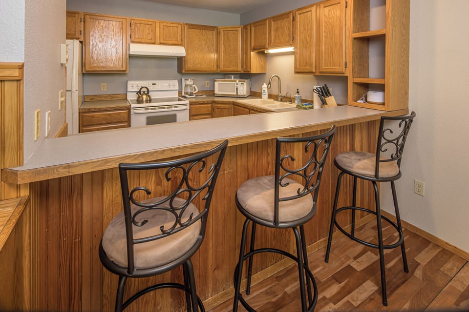 Bar seating for 3, perfect for a quick bite before you go an explore!