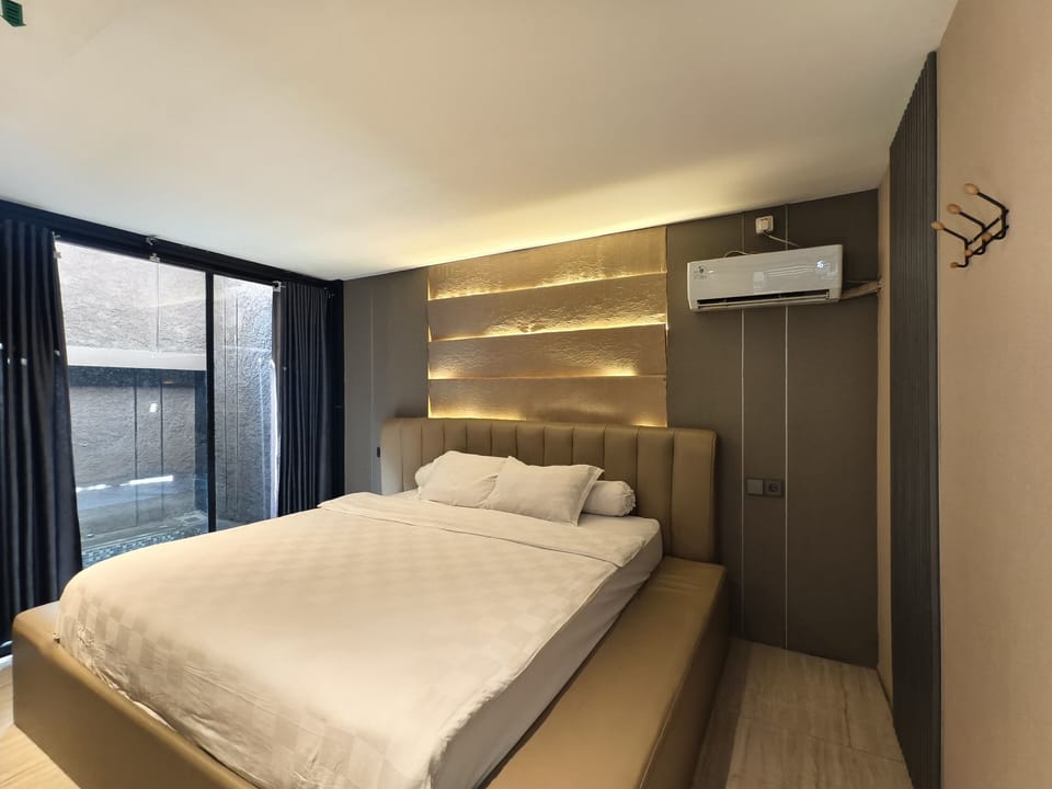 Free minibar, iron/ironing board, free WiFi, bed sheets
