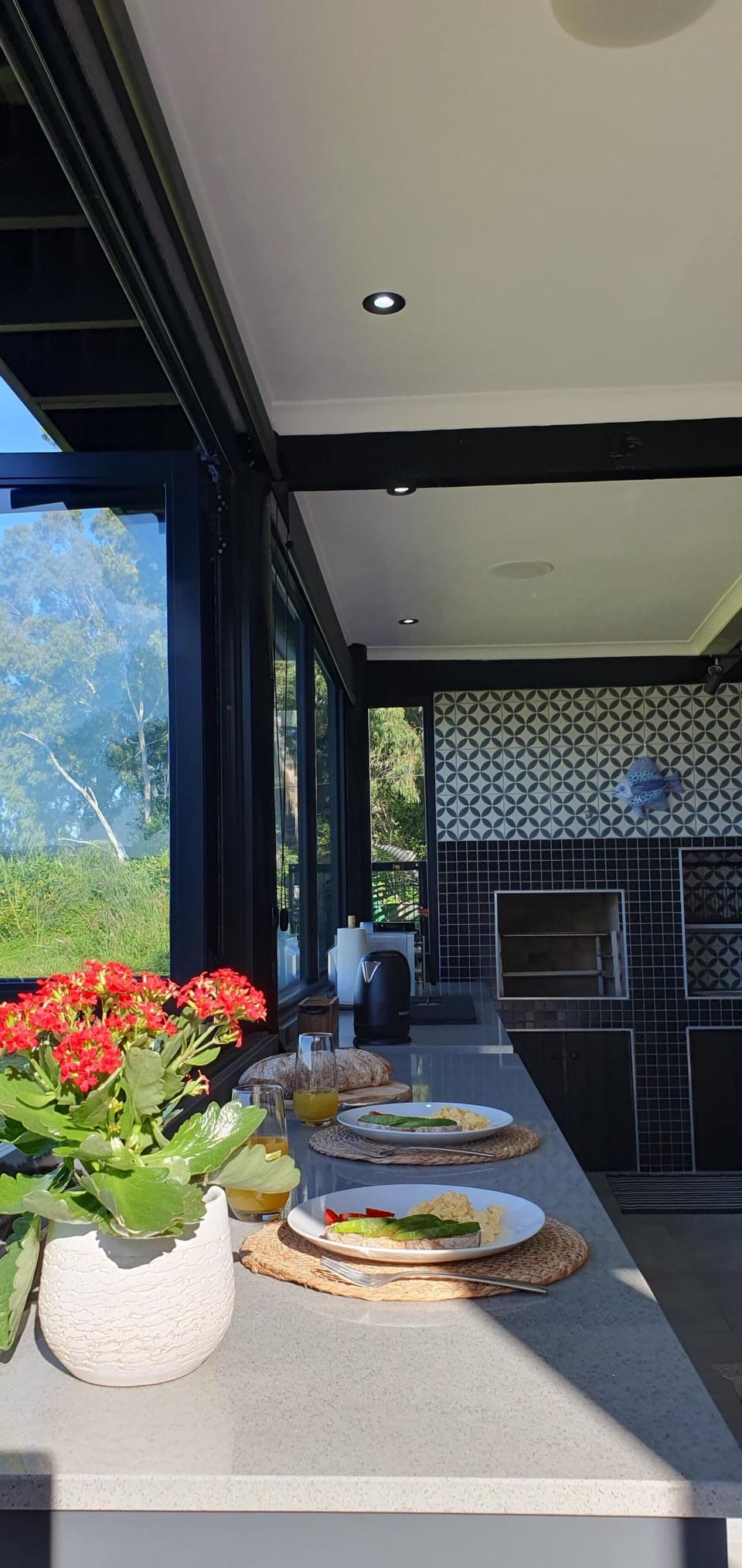 Photo of the whole room
Kitchenette
Dining area, Decorative details, Patio, View