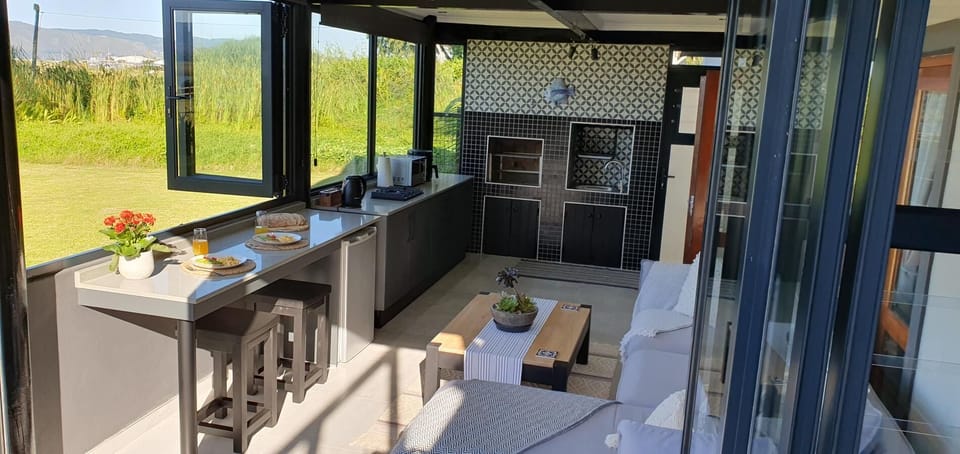 Photo of the whole room
Lounge/Kitchenette
Dining area, Decorative details, Patio, Seating Area, View