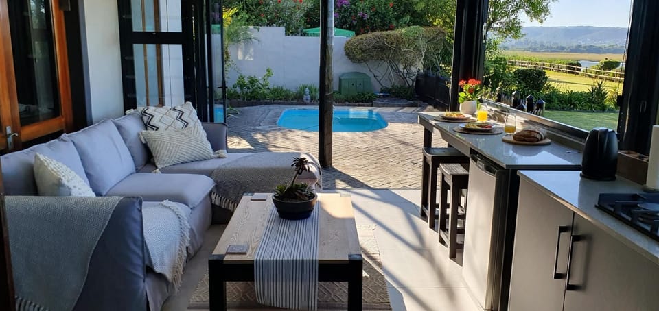 Photo of the whole room
Lounge/Kitchenette
Dining area, Decorative details, Patio, Seating Area, Pool View