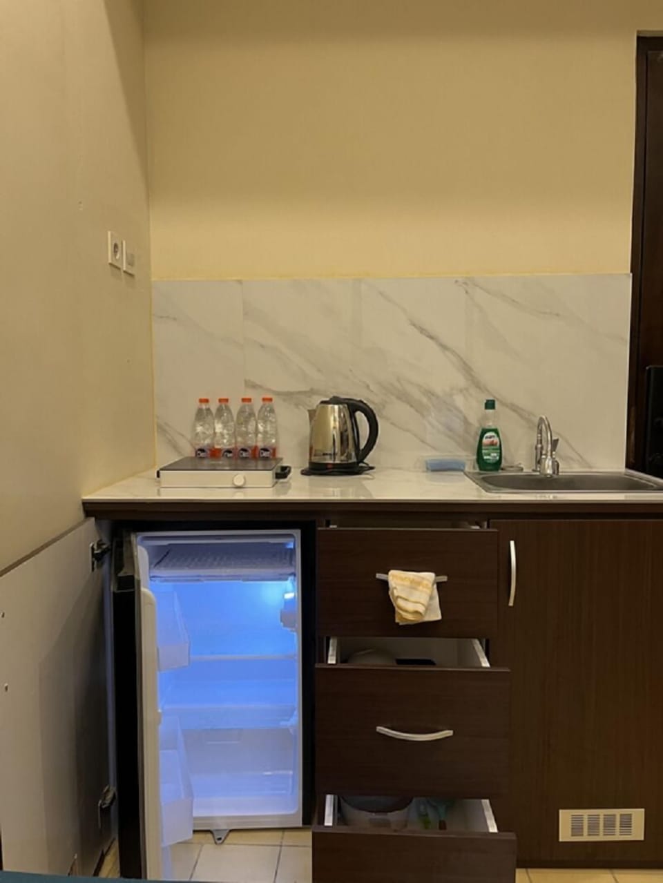 ARJUNA 2 BED ROOM | Private kitchen | Fridge, electric kettle, rice cooker, griddle