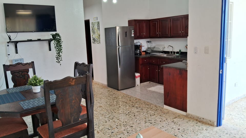 Apartment, 2 Bedrooms, Partial Ocean View | Dining room