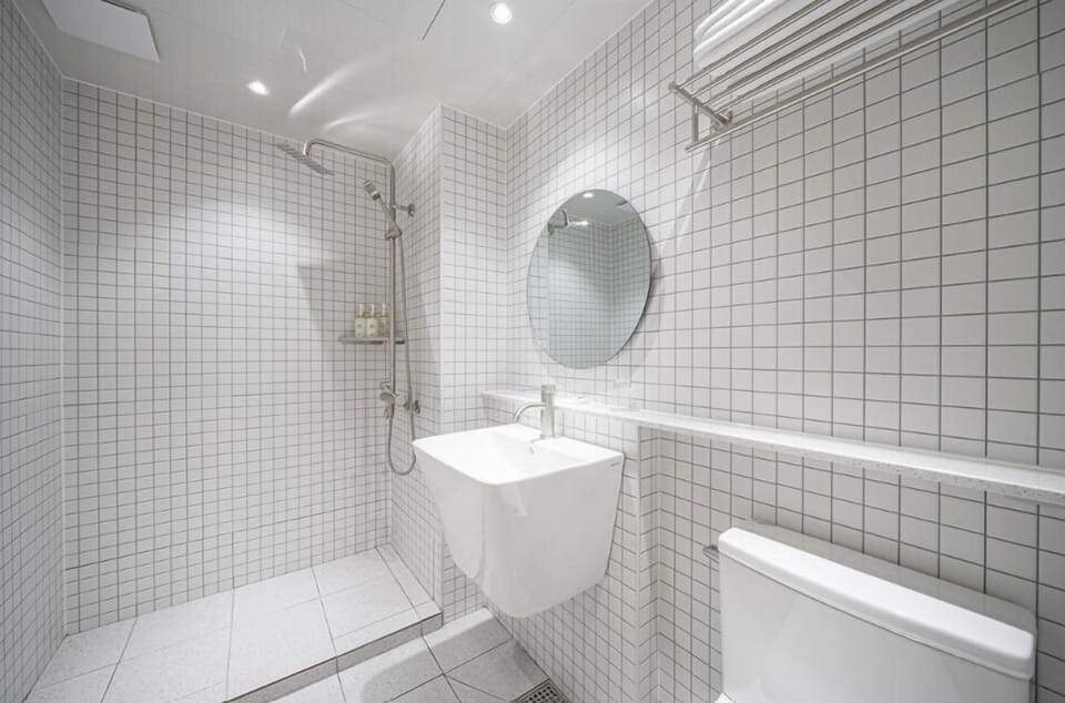 Standard Double Room | Bathroom | Hair dryer, towels, shampoo, toilet paper