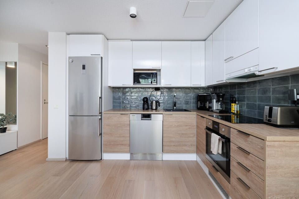 Enjoy cooking in this kitchen with a fridge-freezer and all necessary utensils and appliances