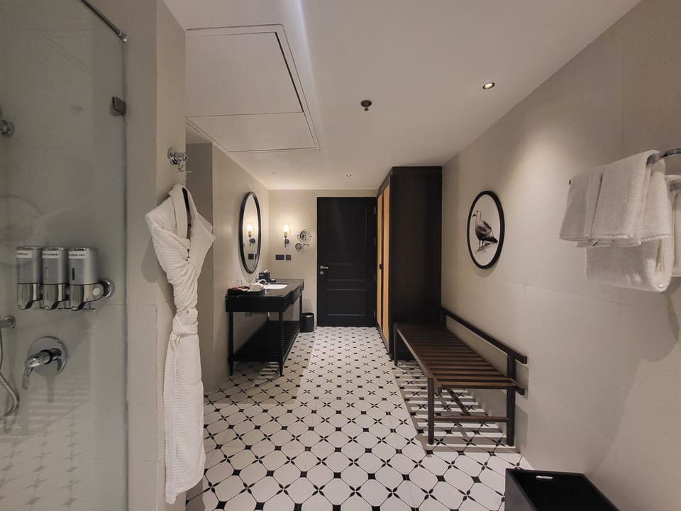 Executive Suite, 1 King Bed with Sofa bed (Executive Suite) | Bathroom | Separate tub and shower, deep soaking tub, hydromassage showerhead
