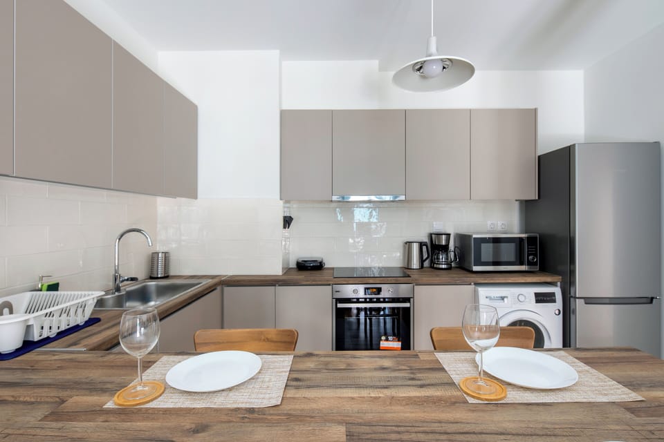 Apartment, 1 Bedroom, Kitchen, City View | In-room dining
