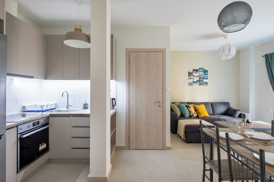 Apartment, 1 Bedroom, Kitchen, City View | Private kitchen | Full-size fridge, microwave, oven, stovetop
