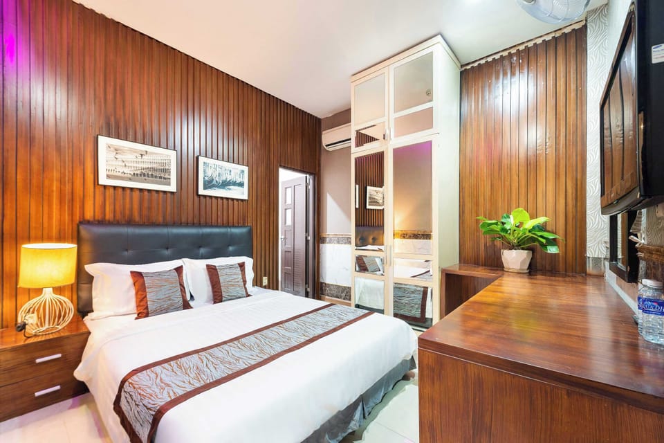 Deluxe Double Room | Desk, bed sheets