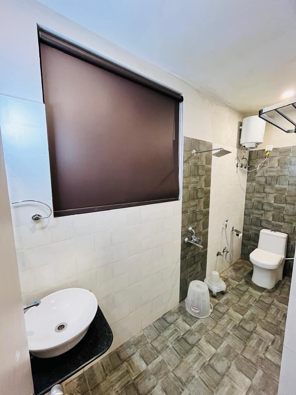 Deluxe Room | Bathroom | Shower, towels, soap, shampoo