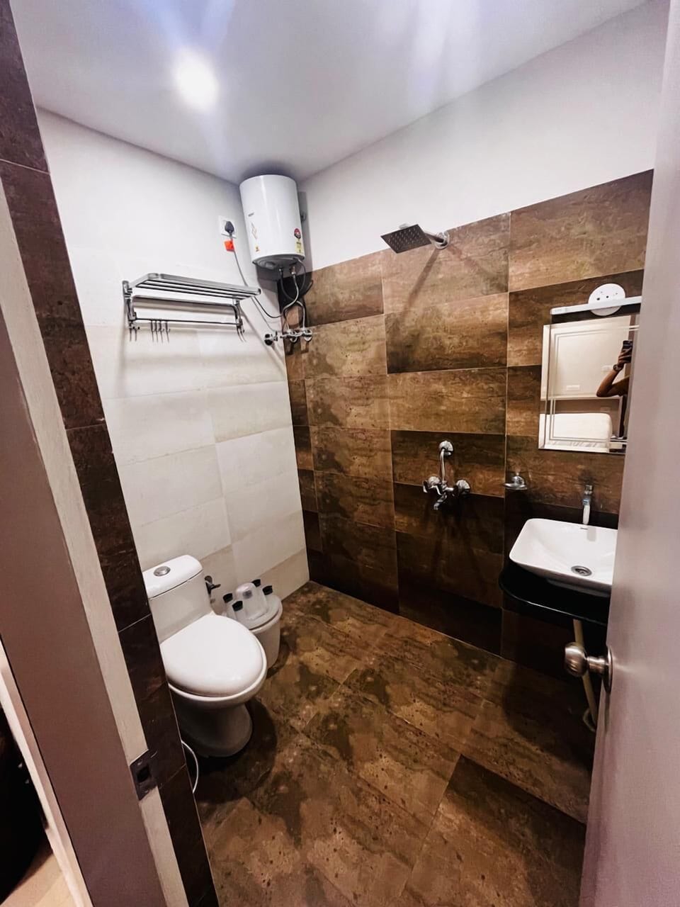 Deluxe Room | Bathroom | Shower, towels, soap, shampoo