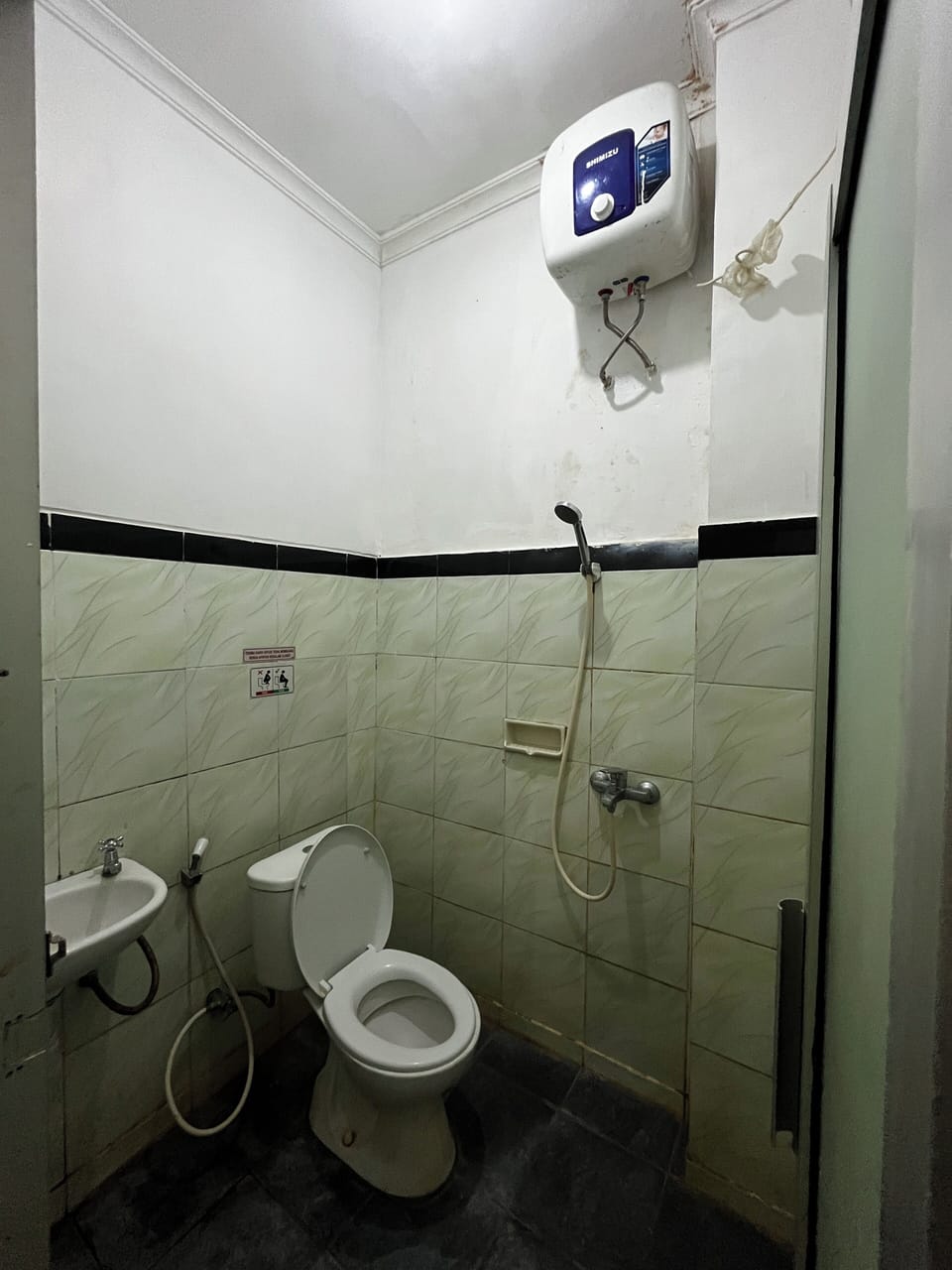 Family Single Room, Multiple Beds | Bathroom | Shower, rainfall showerhead, free toiletries, bidet