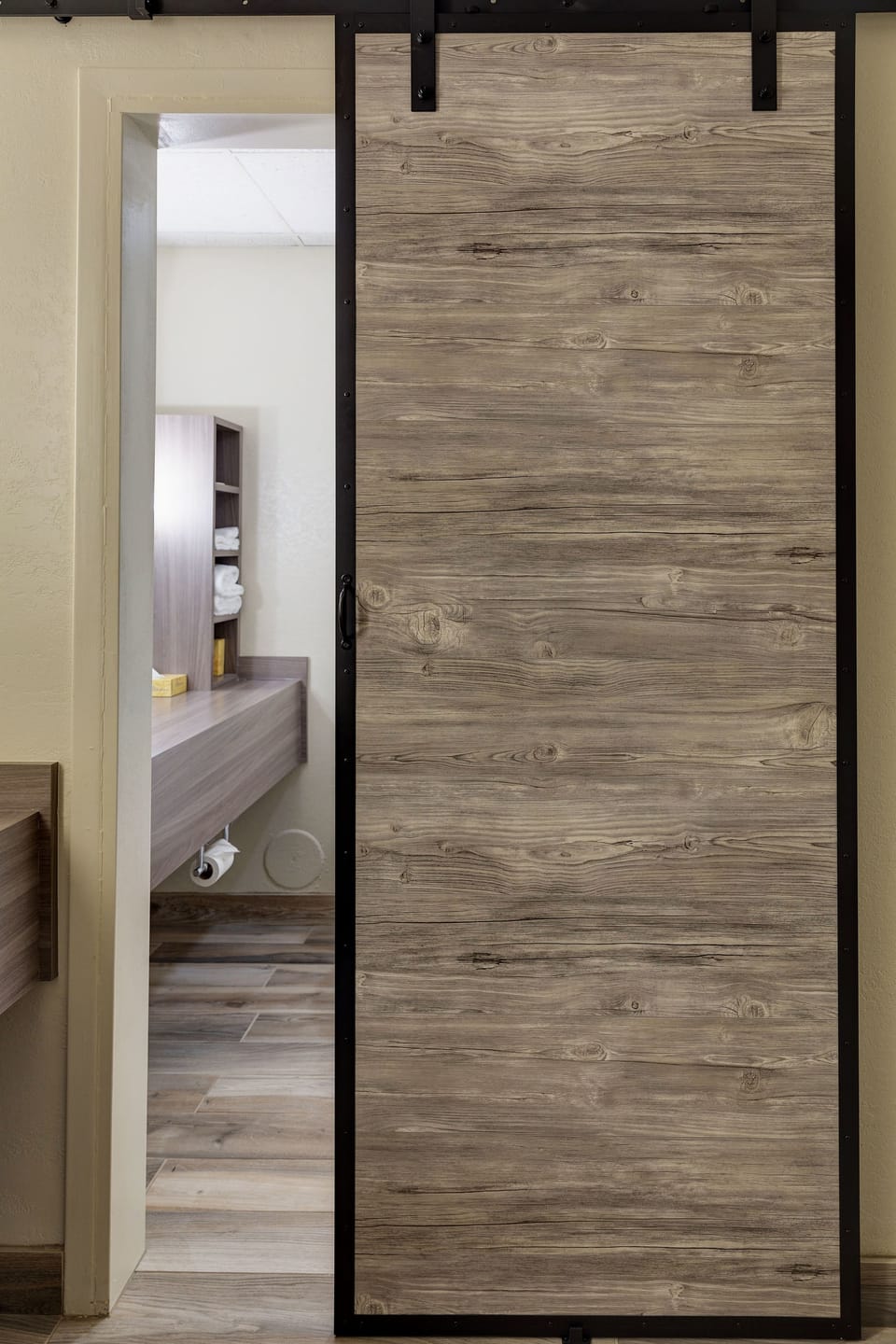 Combined shower/tub, free toiletries, hair dryer, towels