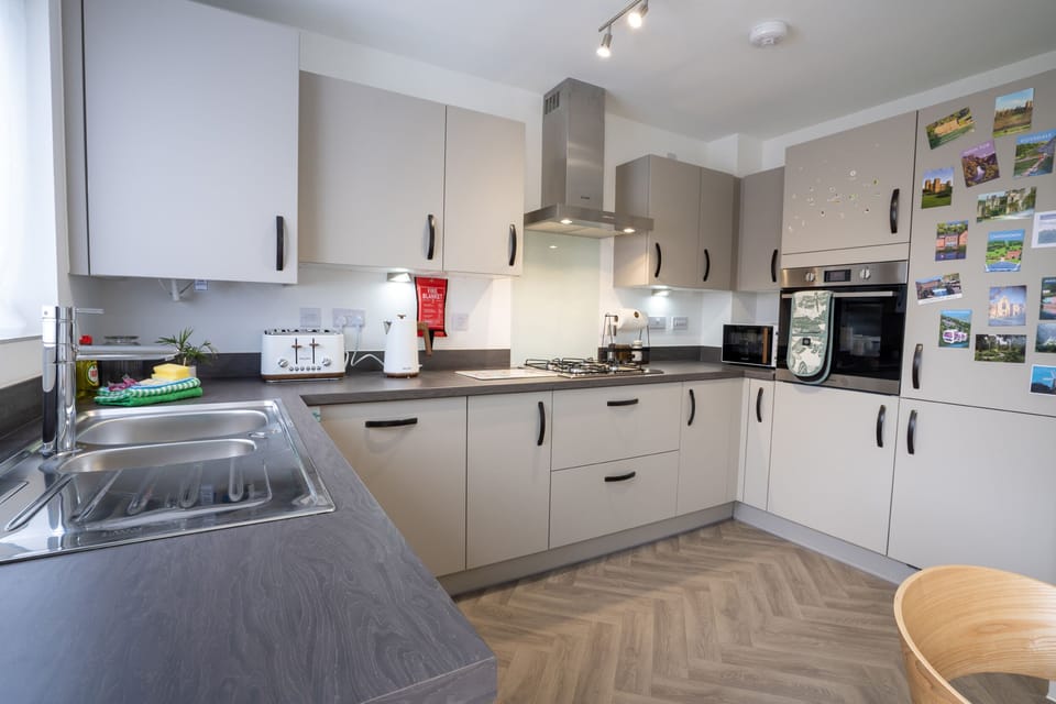 Cottage | Private kitchen | Dishwasher, cookware/dishes/utensils