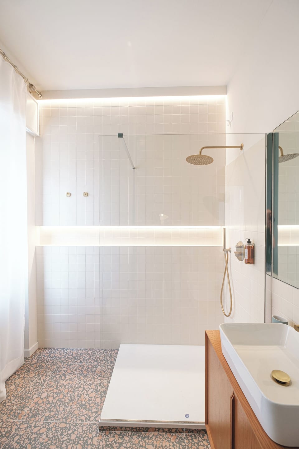 Comfort Double Room, City View | Bathroom | Shower, hair dryer, towels, soap