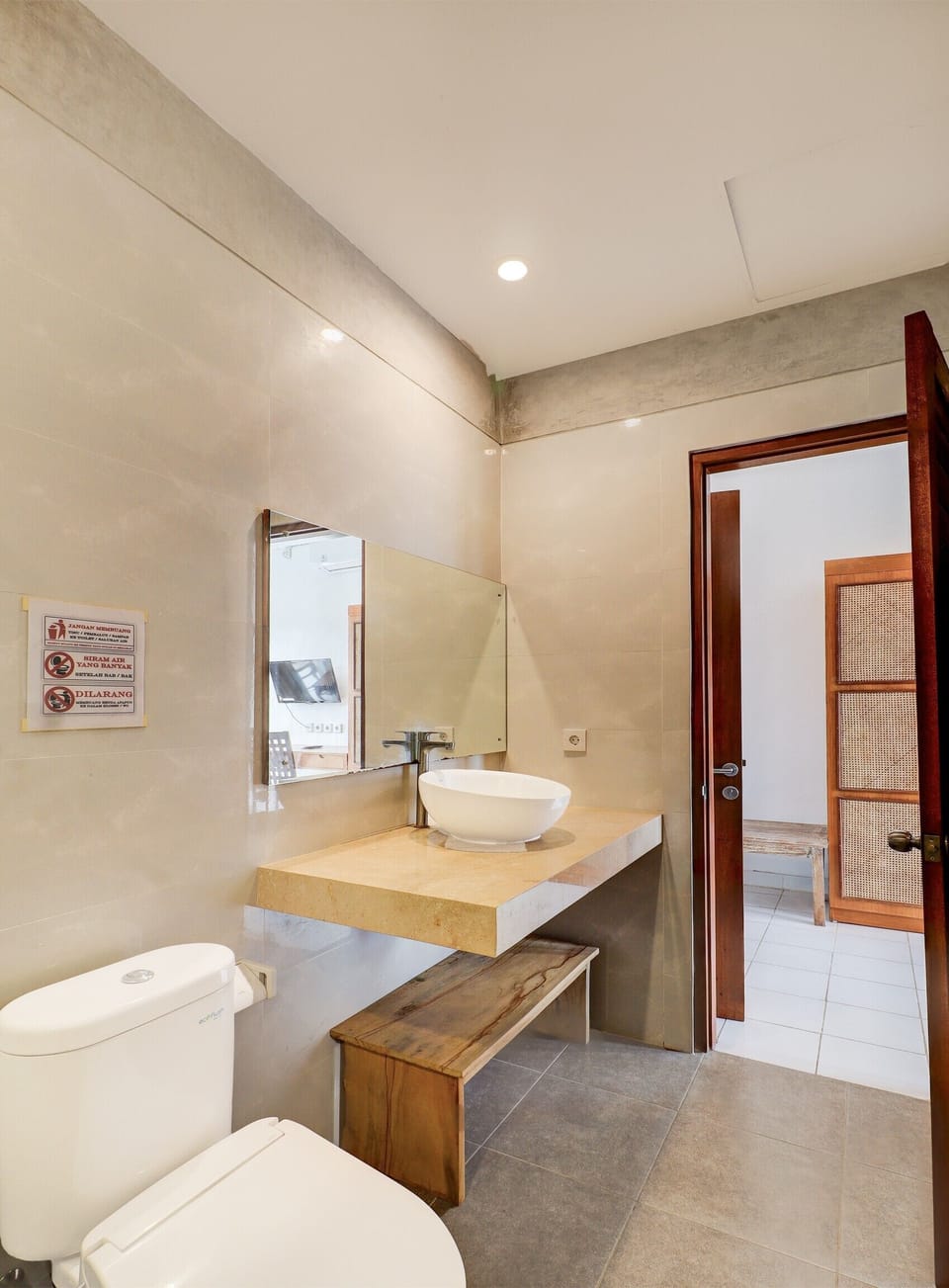 Deluxe Double Room | Bathroom | Shower, free toiletries, towels, soap