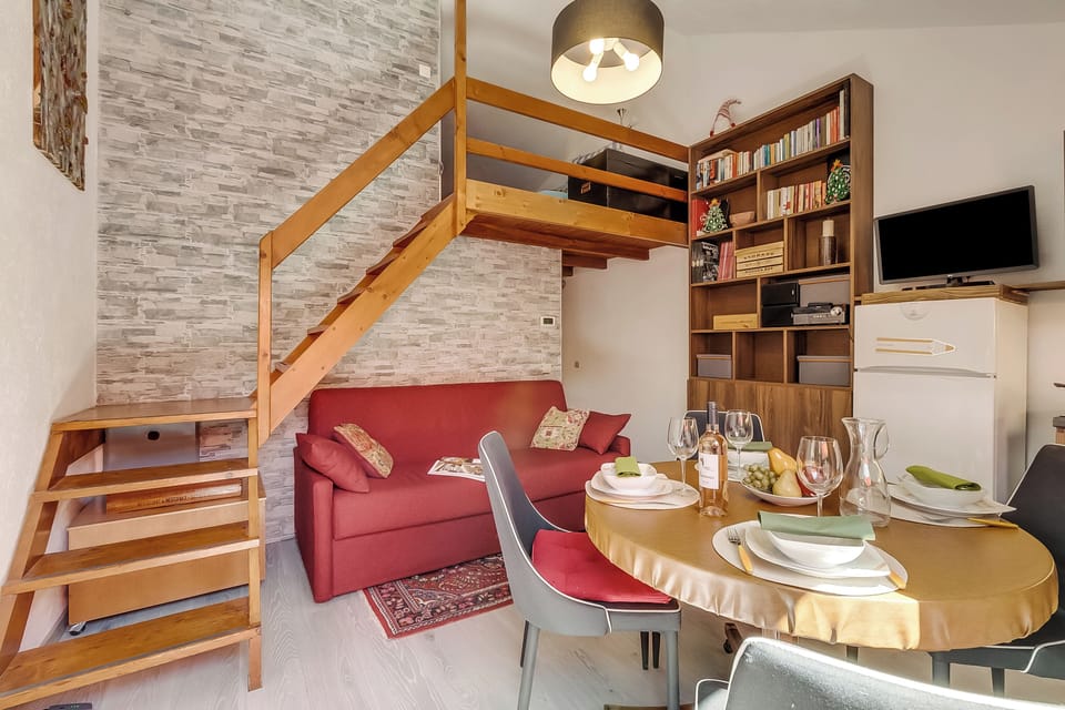 Family Apartment, Multiple Bedrooms (Appartamento Alpine Inspiration) | Living area | 21-inch flat-screen TV with cable channels