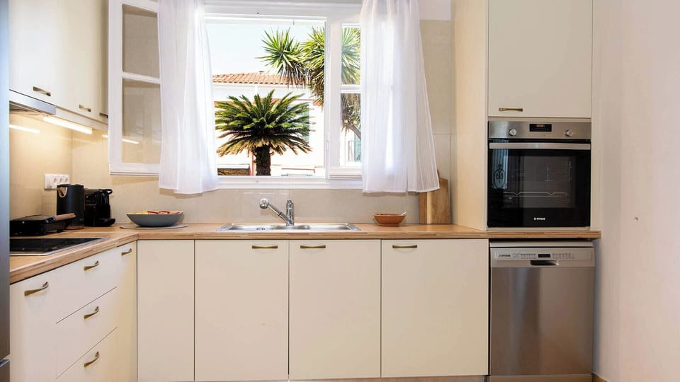 House, Courtyard View | Private kitchen | Electric kettle