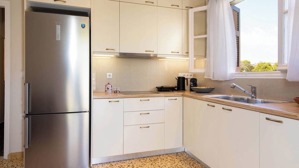 House, Courtyard View | Private kitchen | Electric kettle