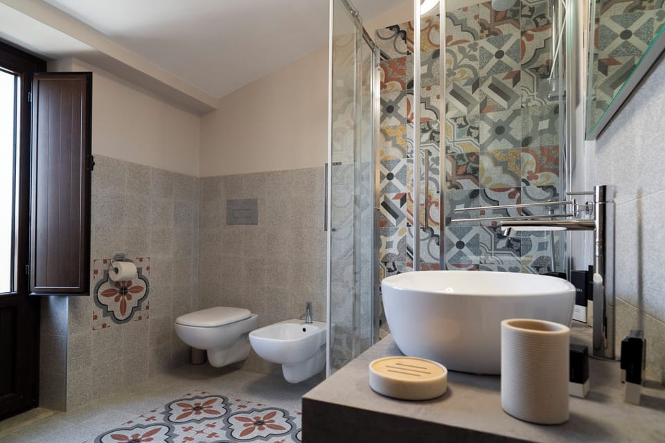 Celso | Bathroom | Shower, hair dryer, slippers, towels