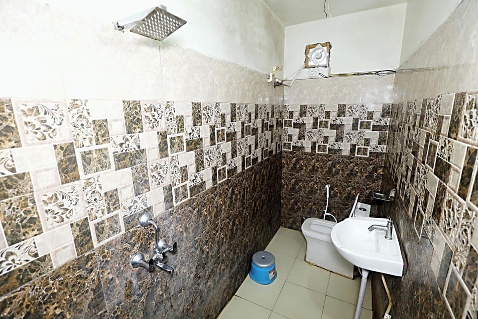 Deluxe Room | Bathroom | Shower, free toiletries, slippers, towels