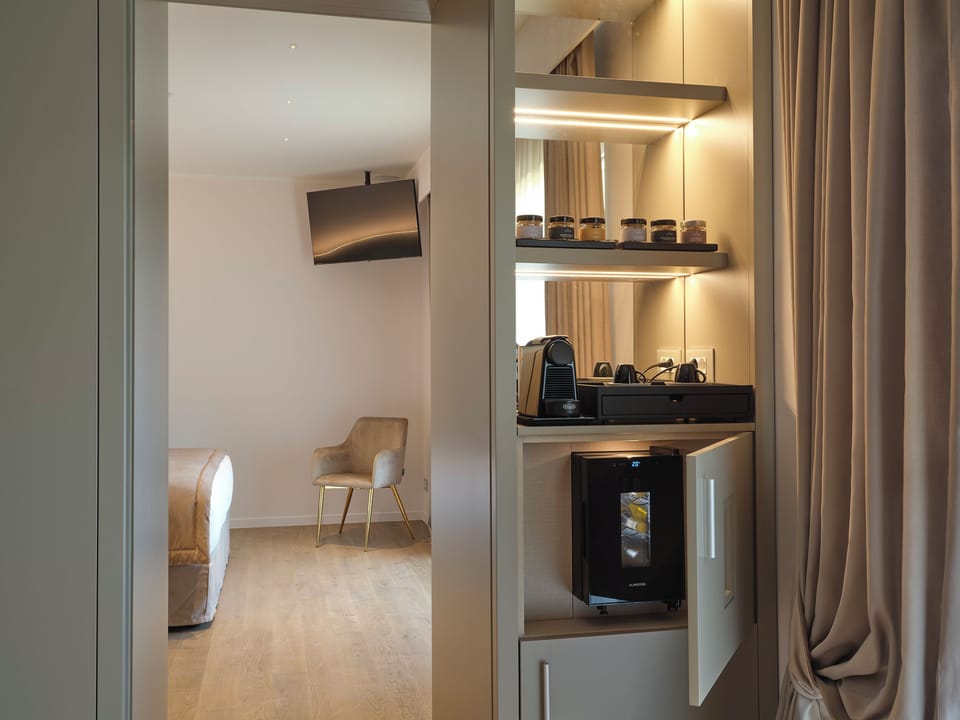 Suite con sauna, bagno turco, doccia emozionale privata e terrazza panoramica | Living area | 80-cm flat-screen TV with cable channels