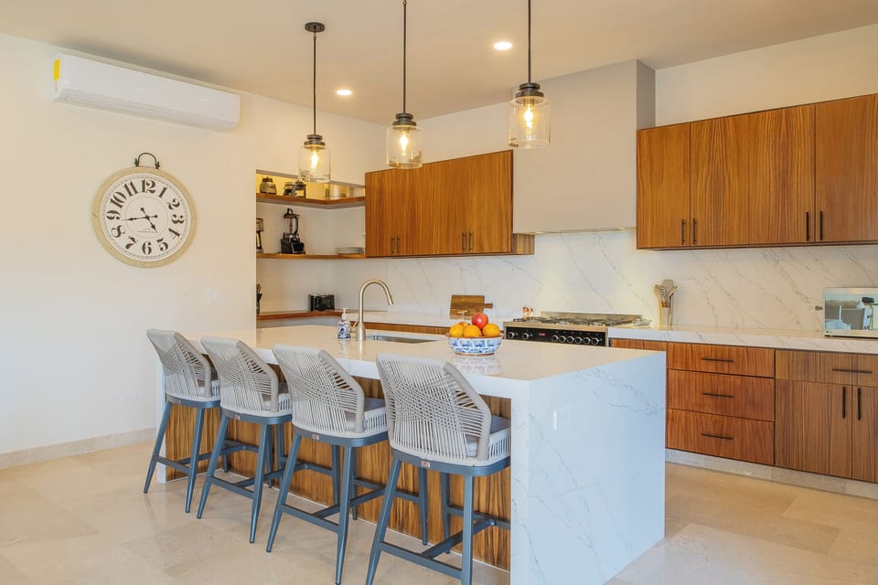 Fully equipped kitchen and bar seating