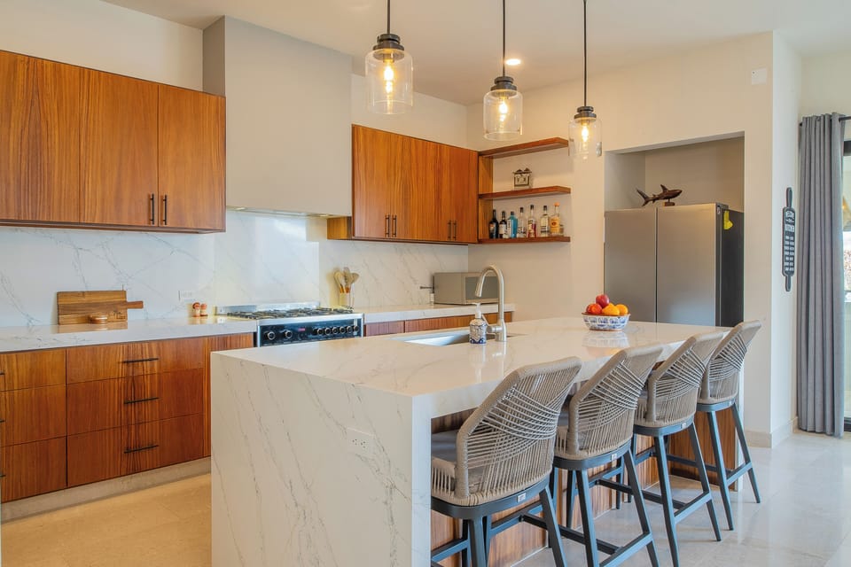 Fully equipped kitchen and bar seating